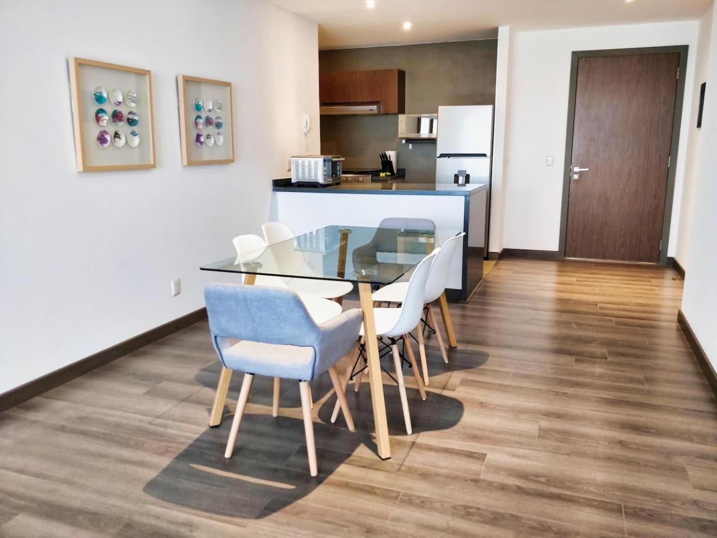 Two Beautiful 1 Bedroom Apts, 2 Floors Hs Wifi!