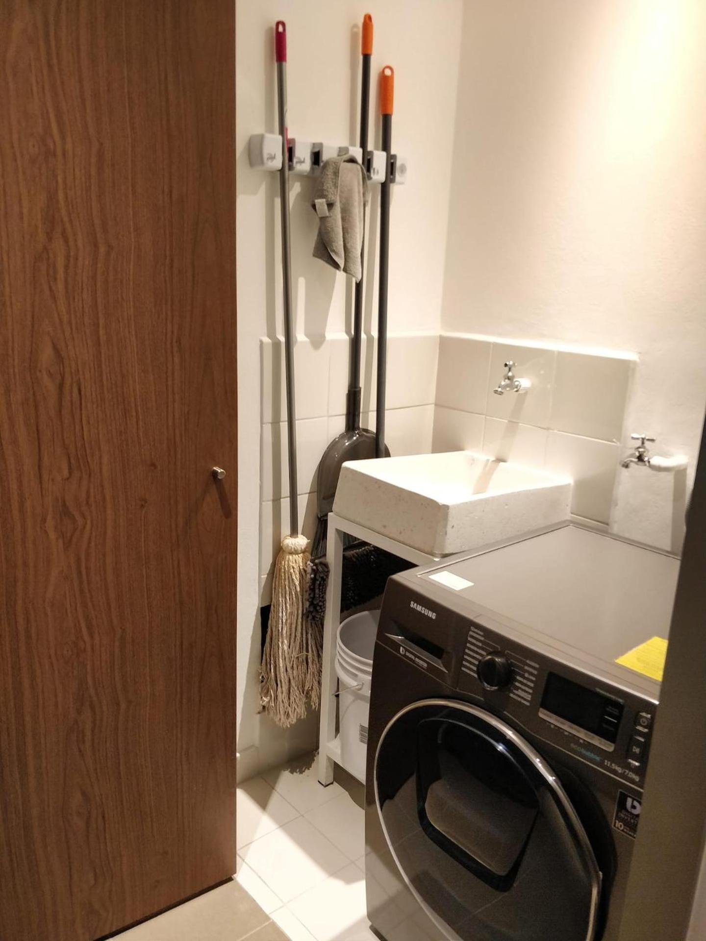 Two Beautiful 1 Bedroom Apts, 2 Floors Hs Wifi! Apartment *