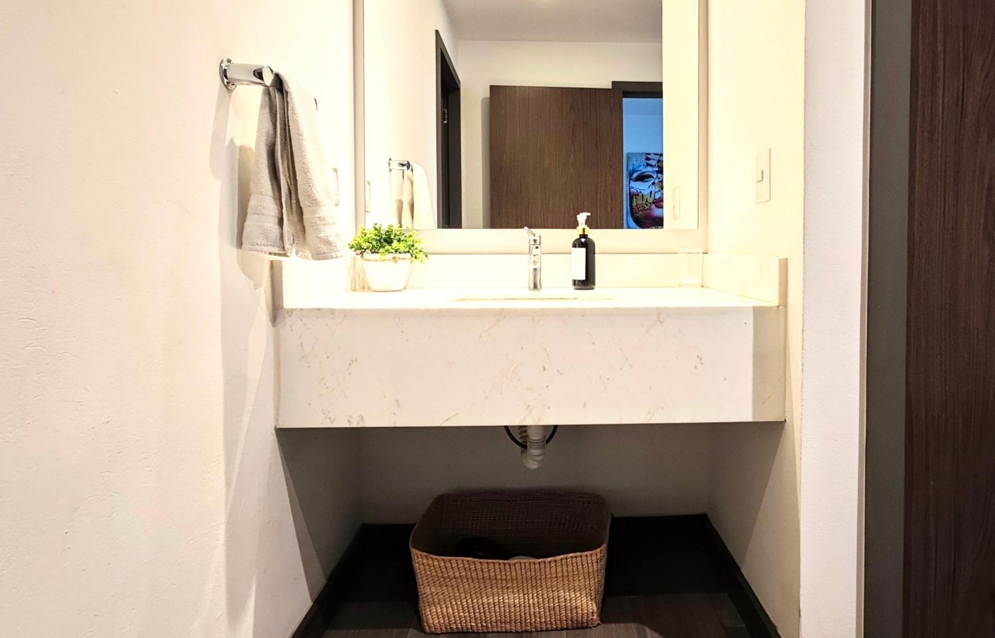 Two Beautiful 1 Bedroom Apts, 2 Floors Hs Wifi! Apartment *