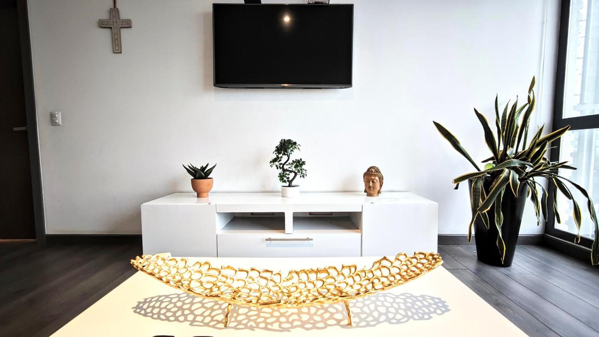 Two Beautiful 1 Bedroom Apts, 2 Floors Hs Wifi! *